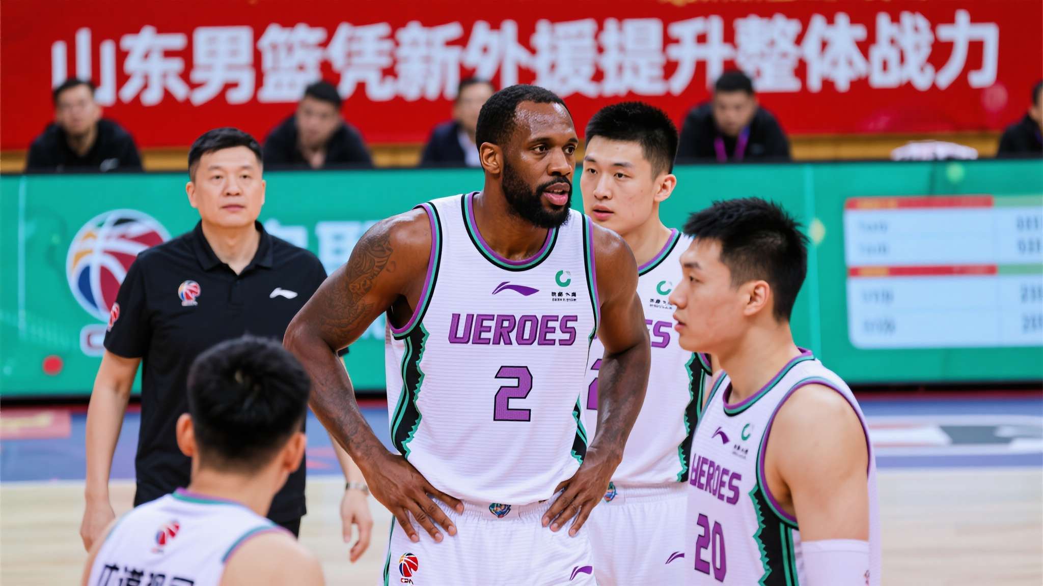 本篇文章聚焦于“山东男篮凭借新外援提升整体战力”的主题，通过具体数据和现场案例分
